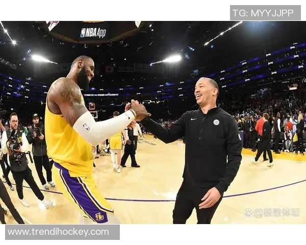 卢指导下课呼声高涨,球队战绩低迷引发更衣室矛盾,鲍莫尔面临财务压力无力承担高额违约金 卢指导下课呼声高涨,球队战绩低迷引发更衣室矛盾,鲍莫尔面临财务压力无力承担高额违约金